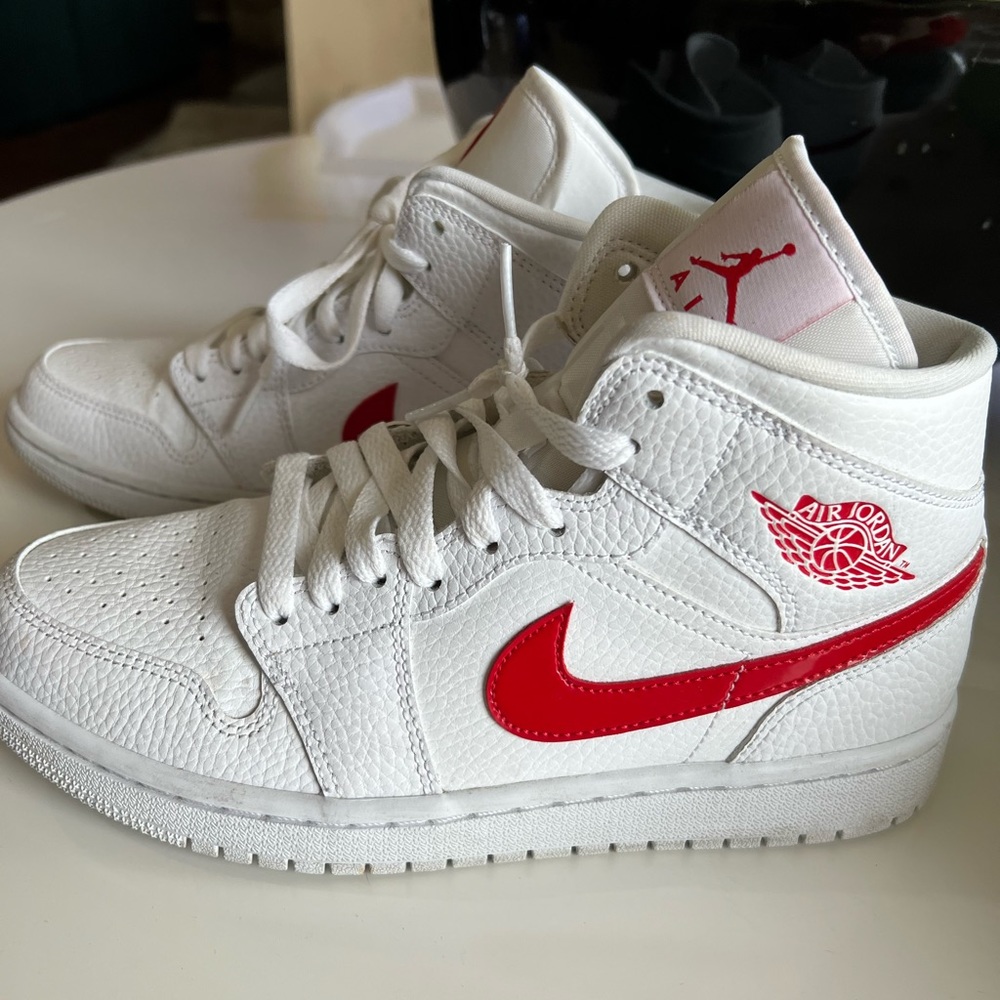 Air Jordan 1 Mid “White University Red”